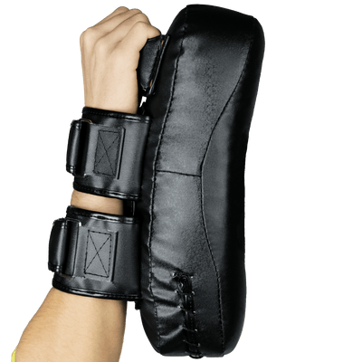 Detalhe do aparador de chute preto e azul - imagem alternativa